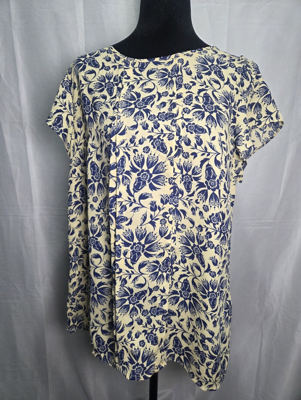 Liz Claiborne Cream and Navy Floral Short Sleeve Tunic